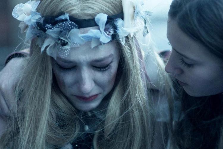 Søstre. Sara og Anna spiller tvillingesøstre og har de centrale roller i DR's kærligheds- og eventyrdrama for børn. Foto: Jesper Tøffner 