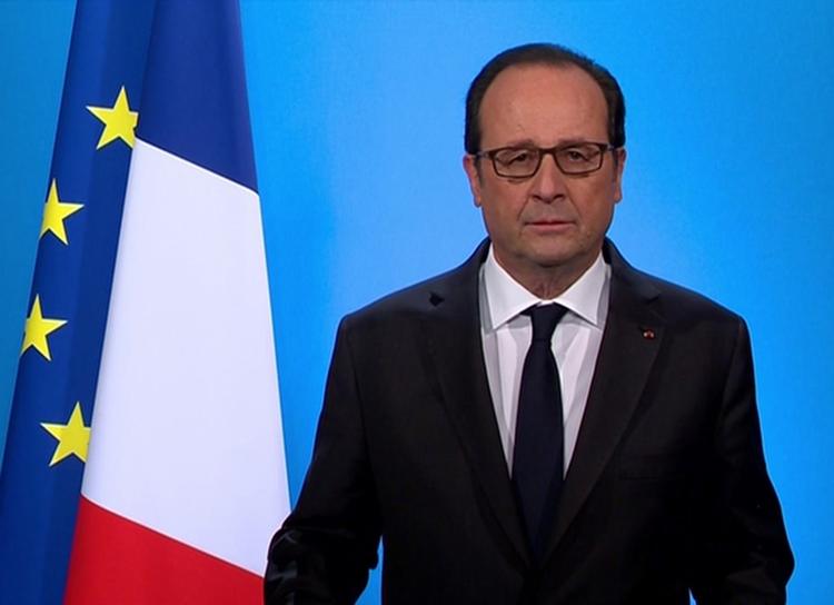 tv-tale. »Jeg er bevidst om den risiko, som et initiativ, mit initiativ, ville udgøre, for det kunne ikke skabe en bred samling», lød det fra præsident Hollande. 