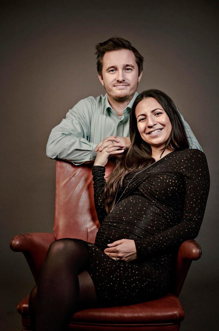 Kærlighed. Cansu troede, hun skulle have en tyrkisk mand. Hun faldt for Peter, som kalder sig selv "en klassisk asocial matematiker fra Næstved". Til marts skal de have deres første barn. Foto: Miriam Dalsgaard 