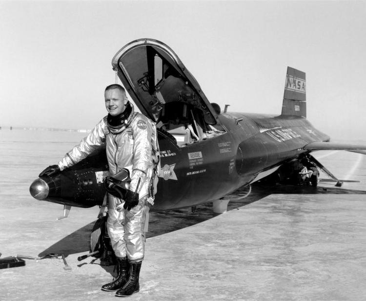 drøm. Neil Armstrong opnåede det, som så mange drenge over hele kloden har drømt om. Han steg til vejrs i en raket og landede på månen. 