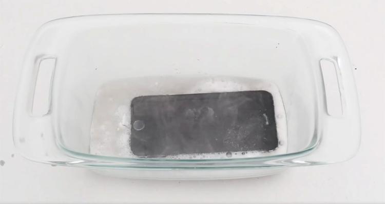 OPLØSNING. I en video, der har fået flere end 9 millioner visninger på YouTube, kommer en tændt iPhone 7 under syreangreb  for at se, om den kan overleve (Foto: Screenshot/YouTube). 