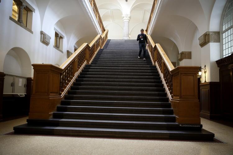 Forklaring. Den nye sundhedsminister Ellen Trane Nørby (V) skal under samråd i Folketinget redegøre for situationen på landets fødeafdelinger. Ikke mindst skal hun forklare om situationen på Rigshospitalet, hvor fødselschef Morten Hedegaard har bebudet sin afgang i protest mod besparelser. 