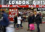 PRISHOP. På det seneste er især luksusvarer i London blevet dyrere. Souvenirbutikkerne prøver stadig at holde priserne nede. 