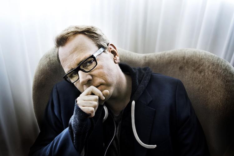 Skriveblokering. Bret Easton Ellis forsvinder ind i skærmene fra smartphones og computere. 