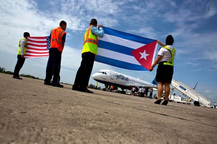 GLÆDE. Allerede i august testede JetBlue den første rute fra USA til Cuba. Her modtages et fly i Santa Clara. 