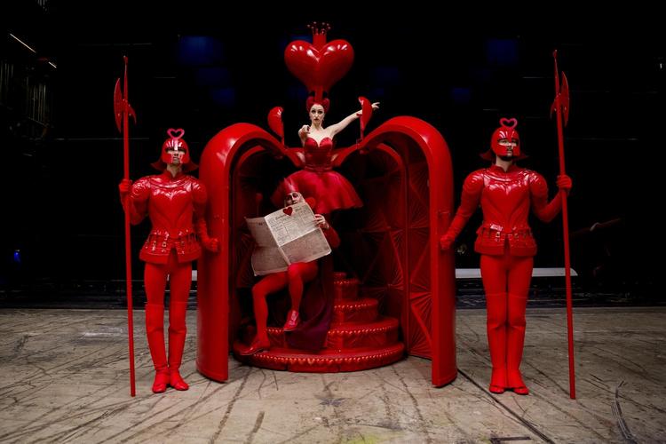 Kolossalt. Alice i Eventyrland er en kæmpeproduktion med hele kompagniet på scenen og med en utrolig samling kostumer og dekorationer. 