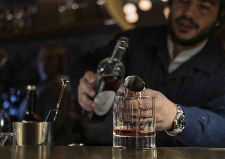 Farfar-drink. Vermouth er vin tilsat spiritus og krydderier. Blandt andet kendt fra mærkerne Martini og Noilly prat. Vermouth har haft et lidt bedaget ry som noget, bedsteforældre drak, men er nu ved at blive in igen. 