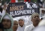 Protester. Yderliggående muslimske organisationer fik fredag tusindvis af mennesker på gaden Indonesiens hovedstad for at protestere mod byens guvernør. 