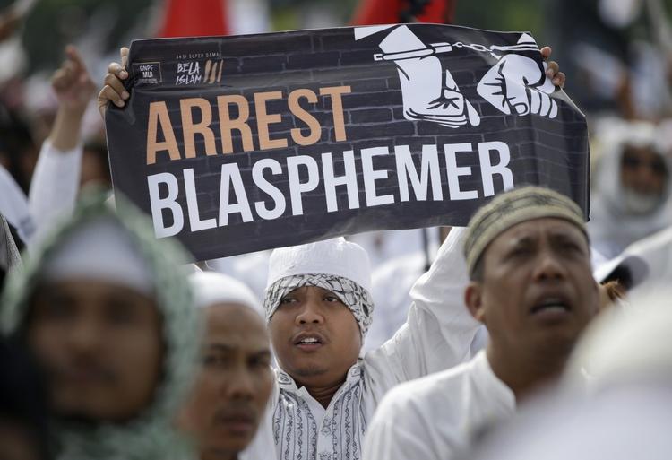 Protester. Yderliggående muslimske organisationer fik fredag tusindvis af mennesker på gaden Indonesiens hovedstad for at protestere mod byens guvernør. 
