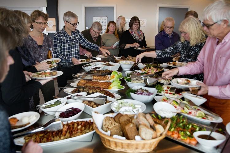 Fællesskab. For mange af de fremmødte ledige er manglen på kollegaer i hverdagen noget af det, de savner mest ved arbejdslivet. Derfor sætter de pris på, at FTF-A afholder julefrokost for dem. 