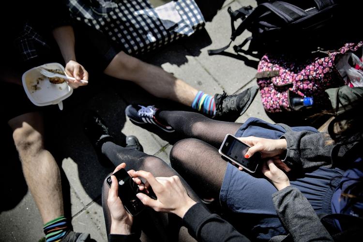 ROAMING. EU vil gøre danskernes mobilregning dyrere, hvis de ønsker at bruge mobilen i udlandet. 