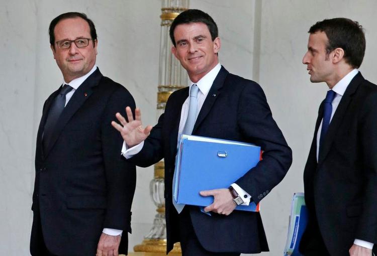 Følgesvende. Manuel Valls (i midten) og Emmanuel Macron (th.), da de begge var ministre i Hollandes regering. Nu stiller de begge op som præsidentkandidat. Valls på Socialistpartiets højrefløj, Macron går solo. 
