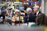 Populær. Donald Trump (th.) og Mike Pence hilser på arbejdere på Carriers fabrik i Indiana torsdag. 