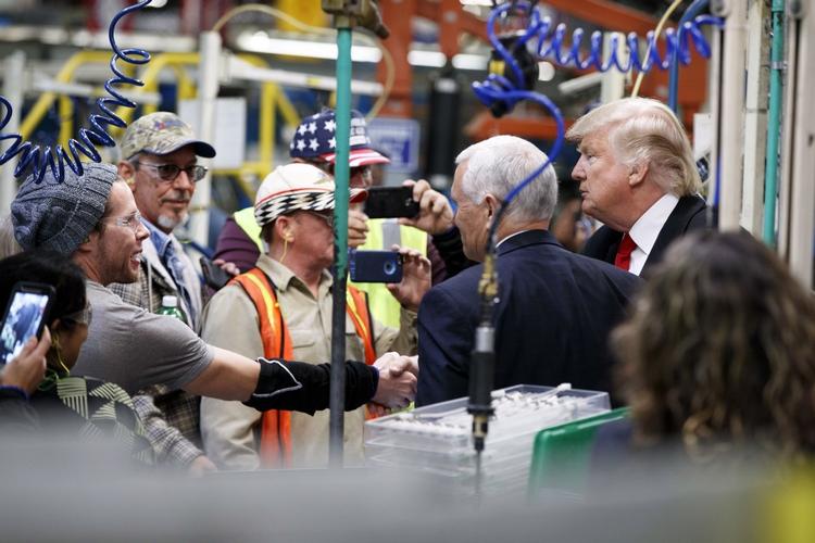 Populær. Donald Trump (th.) og Mike Pence hilser på arbejdere på Carriers fabrik i Indiana torsdag. 