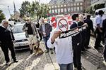 Protest. Omkring 200 taxachauffører protesterede sidste år på Christiansborg Slotsplads mod Uber, som de anklagede for pirattaxikørsel. Nu har en domstol givet dem ret - og politiet vil udvide sagen til Ubers moderselskab. 