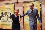berømt. Vi flokkes om succeser som 'Harry Potter'. Her er forfatterne J.K. Rowling og Jack Thorne til galapremieren på 'Harry Potter og det forbandede barn'. 
