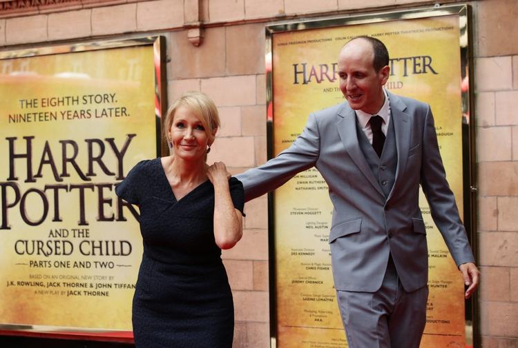 berømt. Vi flokkes om succeser som 'Harry Potter'. Her er forfatterne J.K. Rowling og Jack Thorne til galapremieren på 'Harry Potter og det forbandede barn'. 
