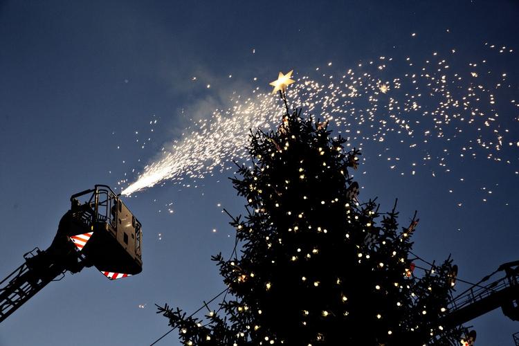 Julelys. Tag på jagt efter julepynt og julegaver på byens mange julemarkeder. 