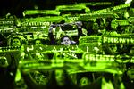 Drivkraft. Fodbolden lever gennem fansene, der i sidste ende betaler regningen gennem billetter, trøjesalg, sponsorprodukter og tv-pakker. Originalfoto: Javier Barbancho. Fotomontage 