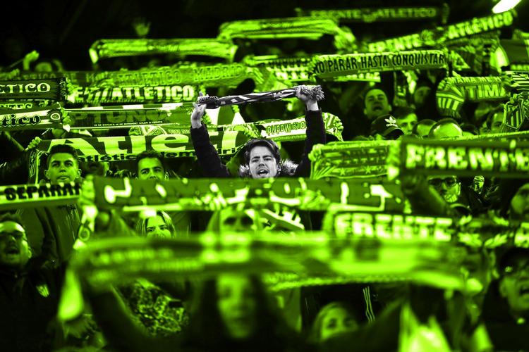Drivkraft. Fodbolden lever gennem fansene, der i sidste ende betaler regningen gennem billetter, trøjesalg, sponsorprodukter og tv-pakker. Originalfoto: Javier Barbancho. Fotomontage 