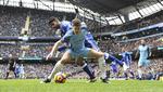 SVÆRT. Har man Diego Costa hængende over sig, skal bolden helst bare væk, Det glemte John Stones i denne situation, og det var nær gået helt galt. 