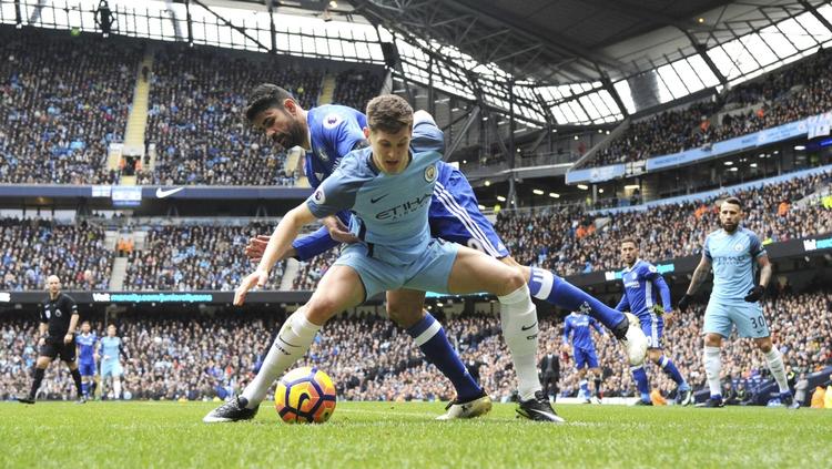 SVÆRT. Har man Diego Costa hængende over sig, skal bolden helst bare væk, Det glemte John Stones i denne situation, og det var nær gået helt galt. 