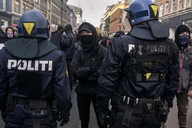 Demonstranter tændte bål på gaden i København