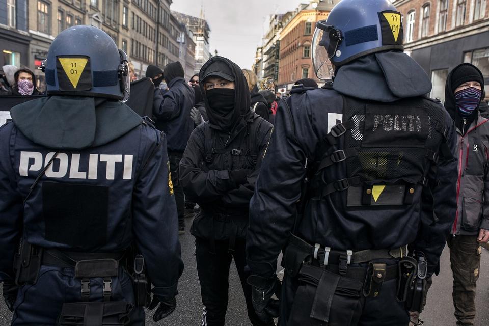 Demonstranter tændte bål på gaden i København