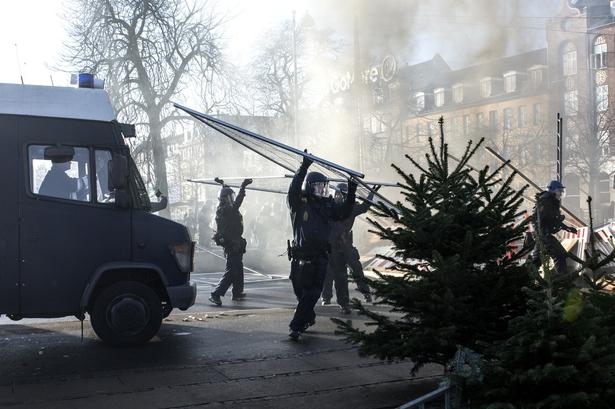 Demonstranter tændte bål på gaden i København