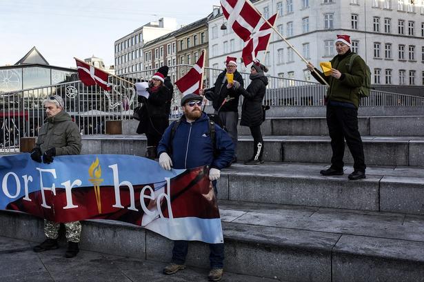 Demonstranter tændte bål på gaden i København