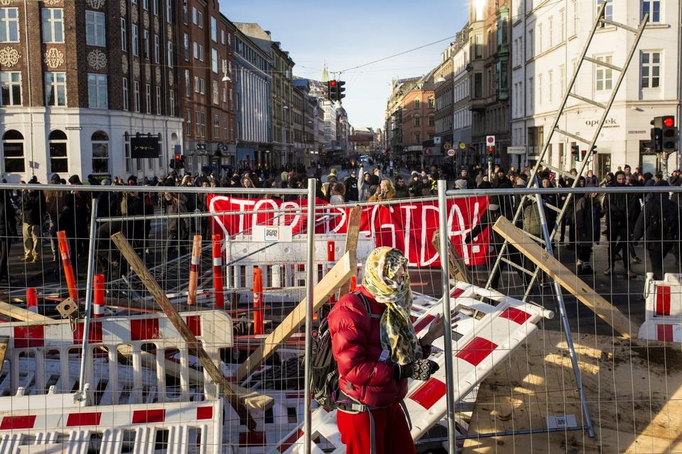 Demonstranter tændte bål på gaden i København