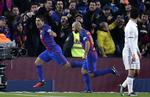 FORAN. Luis Suárez' 1-0-scoring burde ikke have været godkendt på grund af offside, men det var angriberen naturligvis ligeglad med. 