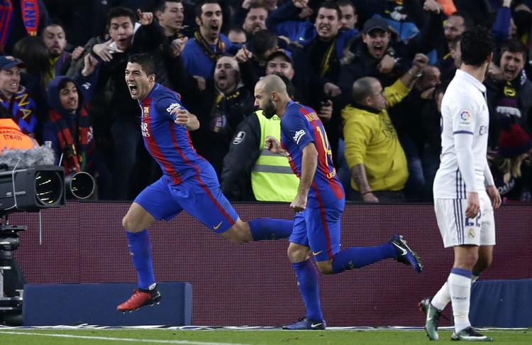 FORAN. Luis Suárez' 1-0-scoring burde ikke have været godkendt på grund af offside, men det var angriberen naturligvis ligeglad med. 