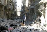 Bombet i grus. Redningsfolk fra gruppen ’De hvide hjelme’ undersøger beskadigelserne på beboelsesejendomme efter et af de voldsomste luftangreb. på Aleppo Arkivfoto: Hvide Hjelme/AP 