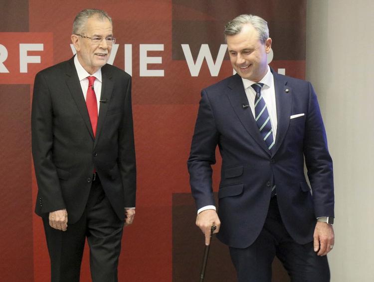 KANDIDATERNE. Norbert Hofer (th) viser vejen ned for modstanderen, Alexander Van der Bellen. 