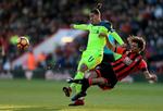 Slået. Roberto Firmino (tv.) og resten af Liverpools gæsterne slog sig i den grad på Bournemouth – og særligt på Nathan Ake, der blev helt for hjemmeholdet. 