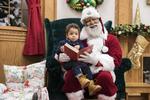 I Tyskland er der en kampagne for at få den oprindelige helgen Sankt Nikolaus ud af julemandens skygge. Men kom ikke og sig, at julemanden ikke er omstillingsparat. Her er det et foto fra Mall of America in Bloomington, Minneapolis, som ifølge AP er landets største indkøbscenter. Det er Larry Jefferson, som er julemanden – den første sorte julemand i centeret nogensinde.  Billedet er fra 1. december i år. 
