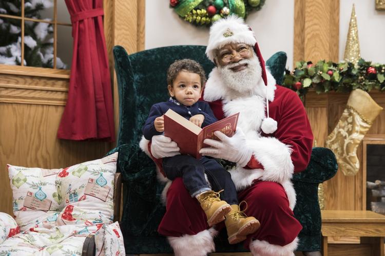 I Tyskland er der en kampagne for at få den oprindelige helgen Sankt Nikolaus ud af julemandens skygge. Men kom ikke og sig, at julemanden ikke er omstillingsparat. Her er det et foto fra Mall of America in Bloomington, Minneapolis, som ifølge AP er landets største indkøbscenter. Det er Larry Jefferson, som er julemanden – den første sorte julemand i centeret nogensinde.  Billedet er fra 1. december i år. 
