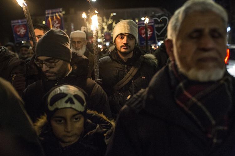 FREDSOPTOG. Danske muslimer fejrer profeterne Muhammed og Jesus i et fredsoptog, der donerer penge til julehjælp. 