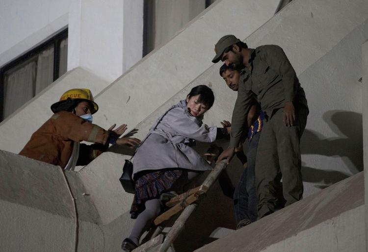 reddet. En kvinde reddes ud af hotellet i Karachi. 