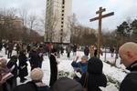 ordkrig. »Lyt ikke til de ikke-troende«, messer den russisk-ortodokse præst i Torfjanka-parken, hvorpå aktivisterne uden for hegnet taktfast råber: »Skrub ud af vores park«. 