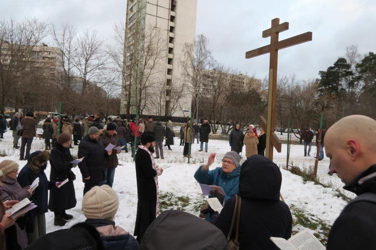 ordkrig. »Lyt ikke til de ikke-troende«, messer den russisk-ortodokse præst i Torfjanka-parken, hvorpå aktivisterne uden for hegnet taktfast råber: »Skrub ud af vores park«. 