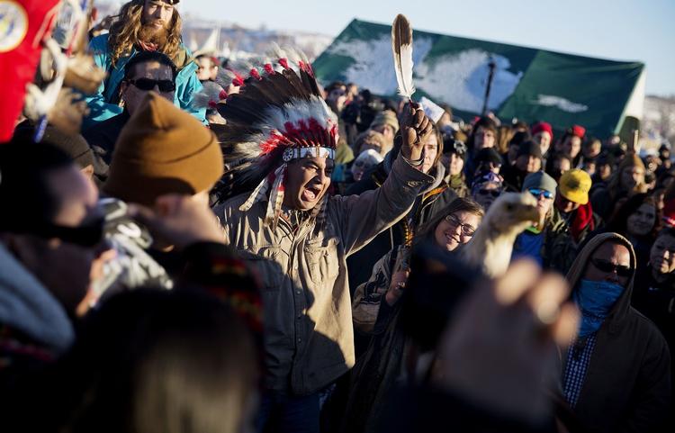 JUBEL. De demonstrerende indianere og miljøaktivister fejrede sejren med bål, sang og jubelråb, da nyheden om olierørledningens omlægning spredte sig i Standing Rock-lejren i North Dakota. 