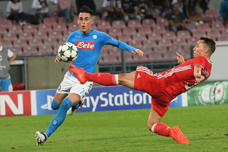 Sejr.  Jose Callejon (tv.) og Napoli udspillede i perioder benfica i 4-2-sejren for to en halv måned siden. Det var først i slutningen af kampen, Benfica og Alex Grimaldo (th.) fik udlignet to gange. 