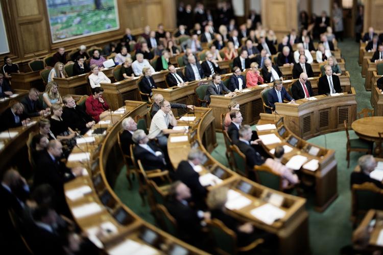 IGEN. Folketingets medlemmer tager i dag endnu en omfattende debatrunde, efter at VLAK-regeringen har præsenteret et nyt regeringsgrundlag. 