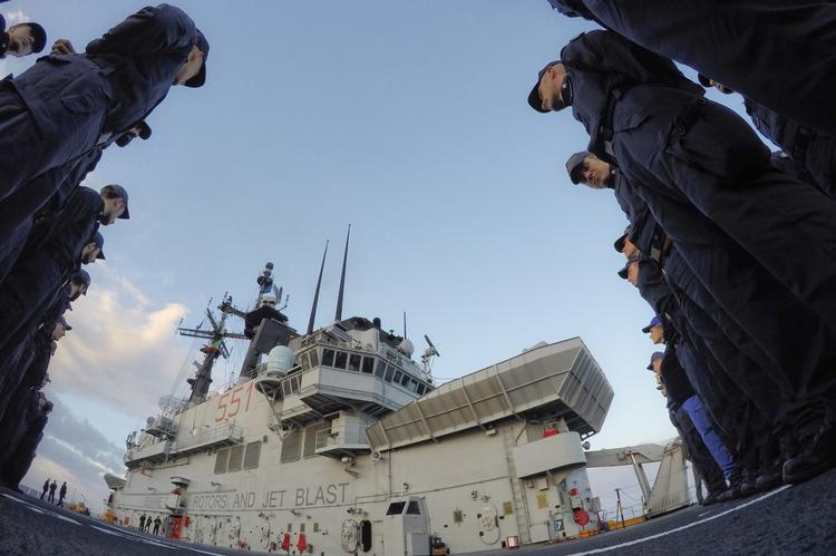 Krigsskib. Mandskab fra den italienske flåde står ret på hangarskibet Giuseppe Garibaldi, som er en del af EU's Operation Sophia i Middelhavet. Nu får de mere støtte fra Nato. 