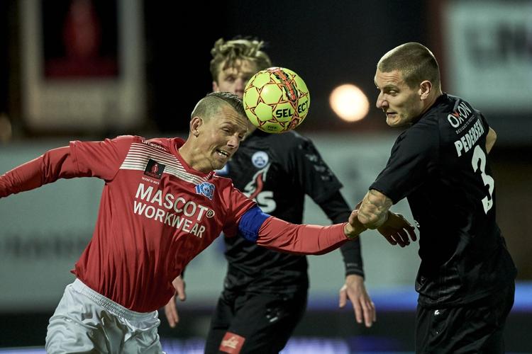 VÆK! Silkeborgs Dennis Flinta rydder op foran SønderjyskEs Marc Pedersen i mandag aftens opgør. 
