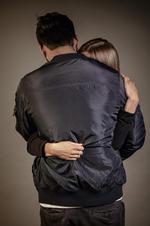 Kærlighed. Suraj opholder sig illegalt i Danmark og arbejder benhårdt. Men han fortryder ikke. »Danmark er livets skole for mig. Her vil jeg leve. Folk er så kloge. I Indien er der måske 20 procent, som er som her. Resten kan intet«. Foto: Miriam Dalsgaard 