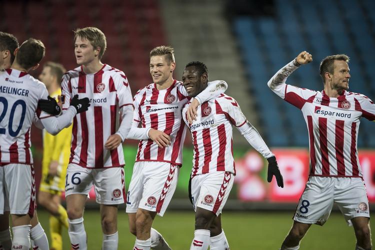 SEJR. Målscorer Christian Bassogog og AaB-holdkammeraterne fryder sig. 