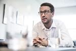 Ubalance. hvis ikke undervisningsministeren udstikker nye regler for at skille elever efter etnicitet, vil det føre til større forskel skolerne imellem, advarer rektor på Langkaer Gymnasium, Yago Bundgaard. 
